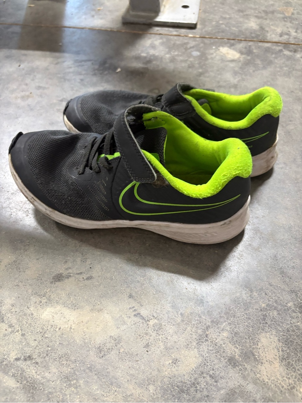 Nike Kids Black and Neon Green Low-Top Sneakers